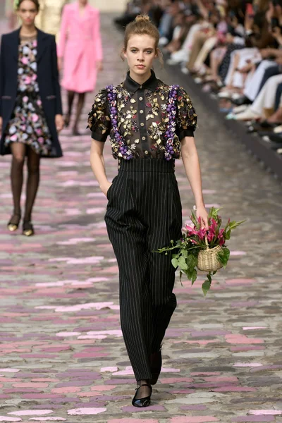 Look 16